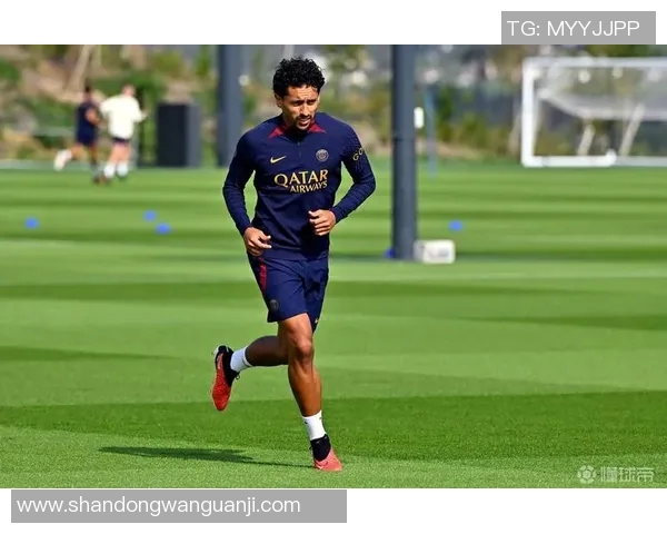 马尔基尼奥斯的传奇之路：从新星到足球巨星的成长历程