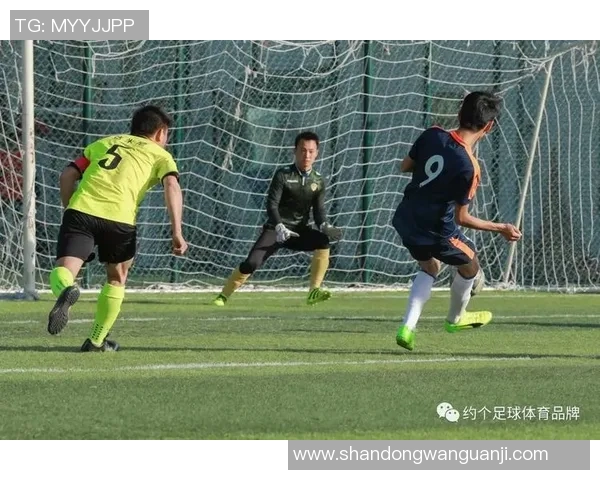 科治与赫尔辛格的较量:一场足球战术与团队精神的巅峰对决 科治与赫尔辛格的较量:一场足球战术与团队精神的巅峰对决