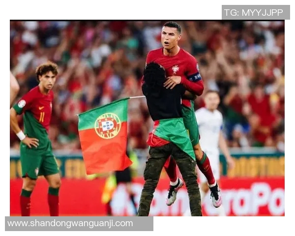 球迷冲进场内抢夺C罗球衣引发欧冠赛场奇葩事件